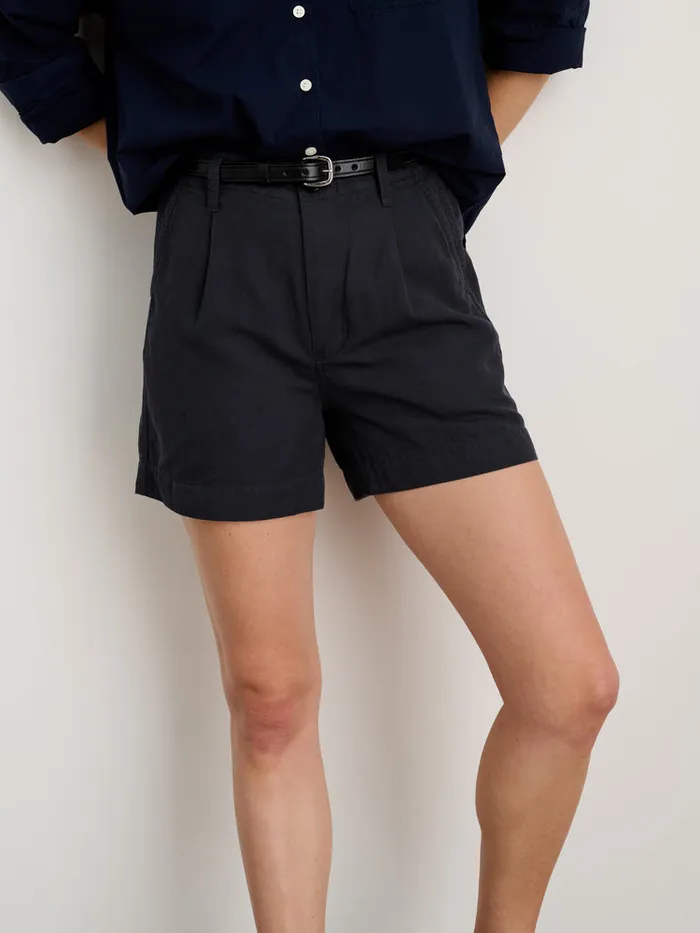 Women Alex Mill Suiting Pleated Shorts In Twill Washed Black