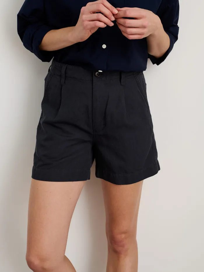 Women Alex Mill Suiting Pleated Shorts In Twill Washed Black