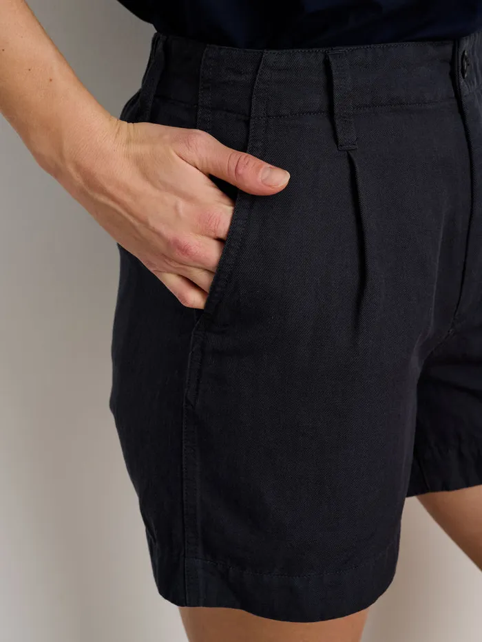 Women Alex Mill Suiting Pleated Shorts In Twill Washed Black