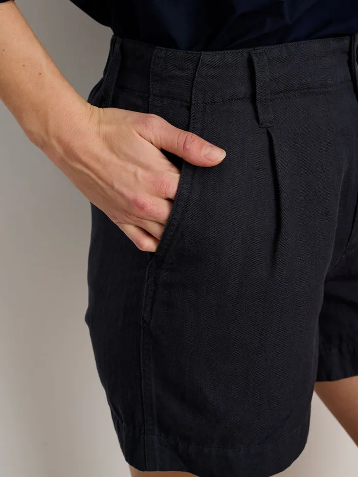 Women Alex Mill Suiting Pleated Shorts In Twill Washed Black