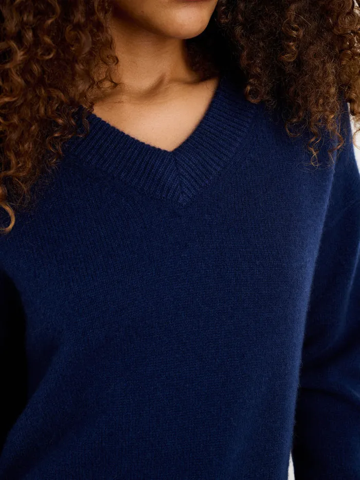 Women Alex Mill Sweaters Rowan VNeck In Cashmere Midnight Navy